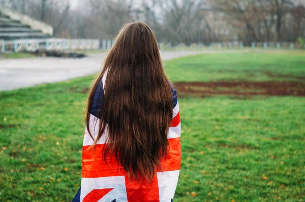 Portret młodej dziewczyny z banderą Zjednoczonego Królestwa — Zdjęcie stockowe