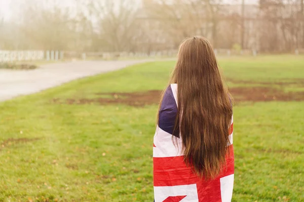 Portret młodej dziewczyny z banderą Zjednoczonego Królestwa — Zdjęcie stockowe