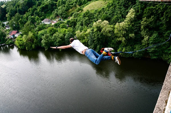 Zhytomyr, ukraine - 30. Mai 2015: Extremsprung von einer 42 m hohen Fußgängerbrücke — Stockfoto