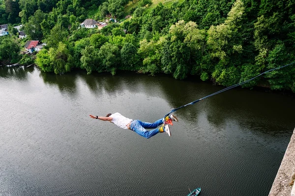 Zhytomyr, ukraine - 30. Mai 2015: Extremsprung von einer 42 m hohen Fußgängerbrücke — Stockfoto