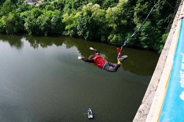 エクストリーム ジャンプ高さ 42 m の歩行者専用橋からジトームィル、ウクライナ - 2015 年 5 月 30 日。 — ストック写真