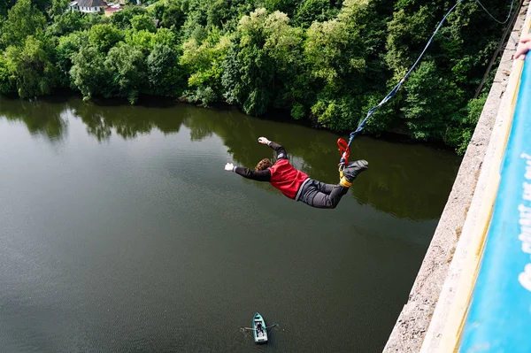 Zhytomyr, ukraine - 30. Mai 2015: Extremsprung von einer 42 m hohen Fußgängerbrücke — Stockfoto