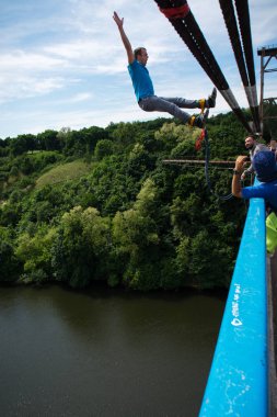 Jitomir, Ukrayna - 30 Mayıs 2015: Extreme bir 42 m yüksek Yaya Köprüsü'nden atlamak