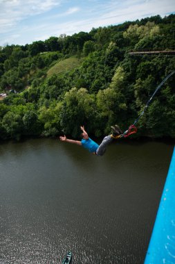 Jitomir, Ukrayna - 30 Mayıs 2015: Extreme bir 42 m yüksek Yaya Köprüsü'nden atlamak