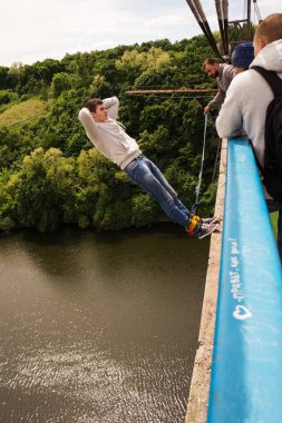 Jitomir, Ukrayna - 30 Mayıs 2015: Extreme bir 42 m yüksek Yaya Köprüsü'nden atlamak
