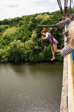 Jitomir, Ukrayna - 30 Mayıs 2015: Extreme bir 42 m yüksek Yaya Köprüsü'nden atlamak