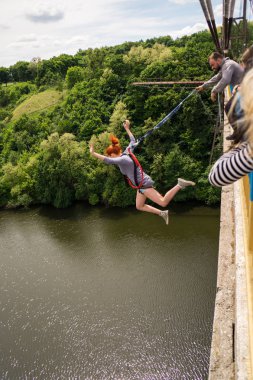 Jitomir, Ukrayna - 30 Mayıs 2015: Extreme bir 42 m yüksek Yaya Köprüsü'nden atlamak