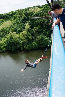 Jitomir, Ukrayna - 30 Mayıs 2015: Extreme bir 42 m yüksek Yaya Köprüsü'nden atlamak