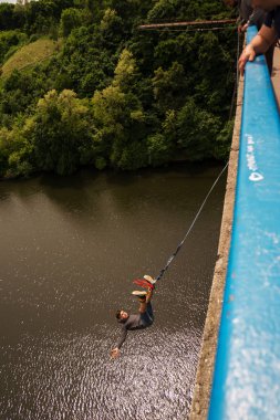 Jitomir, Ukrayna - 30 Mayıs 2015: Extreme bir 42 m yüksek Yaya Köprüsü'nden atlamak