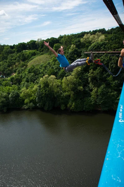 Jitomir, Ukrayna - 30 Mayıs 2015: Extreme bir 42 m yüksek Yaya Köprüsü'nden atlamak