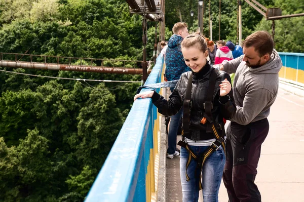 Zjytomyr, Ukraina - 30 maj 2015: Extreme hoppa från en 42 m hög gångbro — Stockfoto