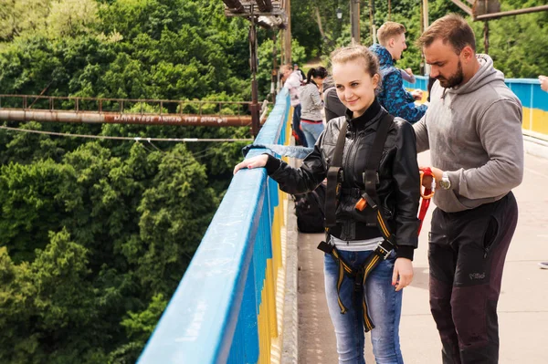 Zhytomyr, ukraine - 30. Mai 2015: Extremsprung von einer 42 m hohen Fußgängerbrücke — Stockfoto