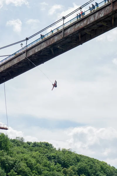 Extremer Sprung von einer 42 m hohen Fußgängerbrücke — Stockfoto