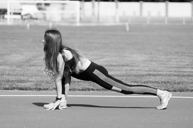 Stadyumdaki genç ve güzel sporcu. Siyah beyaz fotoğraf. Egzersizler