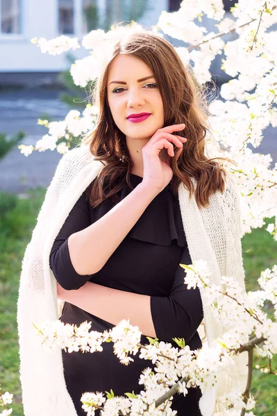 Красивая Девушка Парке Весной Круг Белого Цвета Красивый Портрет — стоковое фото