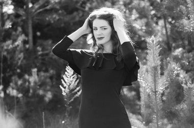 siyah elbise modeli. Sıcak güneşli parkta. güzel portre siyah ve beyaz fotoğraf.