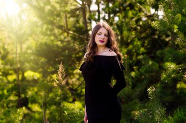 siyah elbise modeli. Sıcak güneşli parkta. güzel portre yaz fotoğrafları