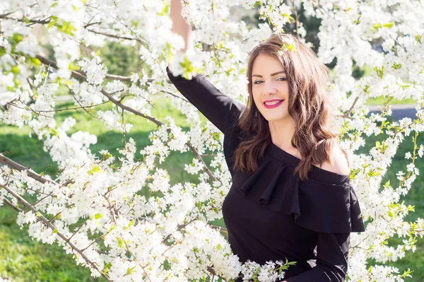 Modell Klädd Svart Snygg Klänning Stående Blommande Hyra Park Håller — Stockfoto