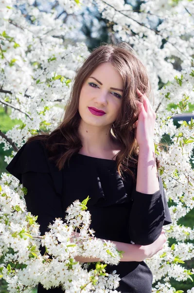 Modelo Moda Está Vestida Com Vestido Elegante Preto Parque Alugado — Fotografia de Stock