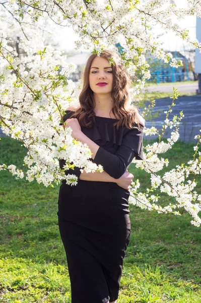Modelka Oblečená Černé Elegantní Šaty Postavení Kvetoucí Pronajal Parku Portrét — Stock fotografie