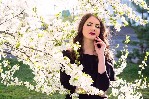 Modell Klädd Svart Snygg Klänning Stående Blommande Hyra Park Porträtt — Stockfoto