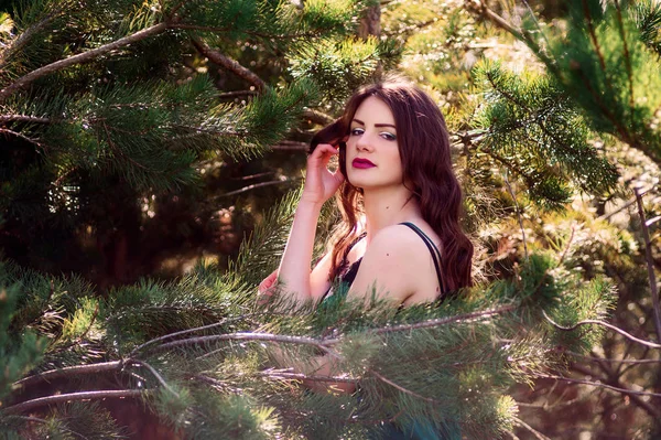 Mooie Jongedame Zomer Het Bos Tussen Bomen Hij Staat Bomen — Stockfoto