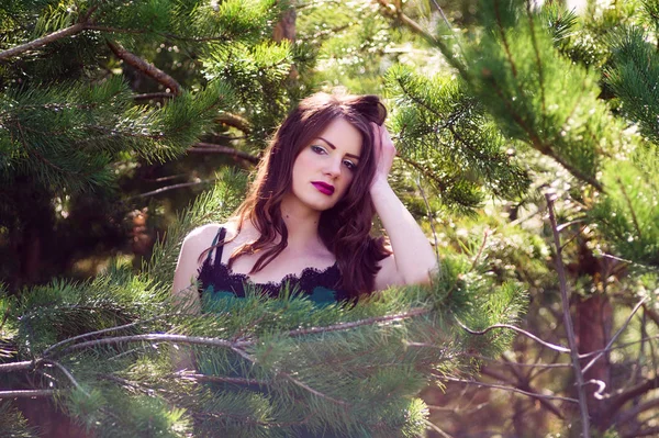 Joven Mujer Hermosa Verano Bosque Entre Los Árboles Párate Los — Foto de Stock