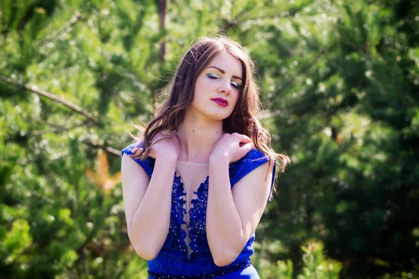 Vestido Azul Está Sobre Fundo Parque Modelo Moda Bonito Vestido — Fotografia de Stock