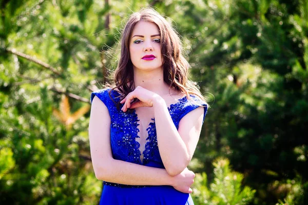 Niebieska Sukienka Jest Stojący Tle Parku Piękna Modelka Sukience Parku — Zdjęcie stockowe
