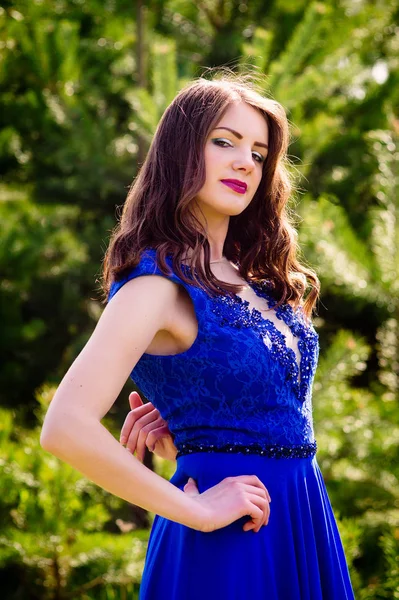 青いドレスは 公園の背景に立っています 夏の緑豊かな公園でドレスの美しいファッション モデル — ストック写真