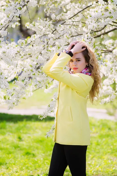 Una Joven Vestida Con Abrigo Amarillo Moda Parque Floreciente — Foto de Stock