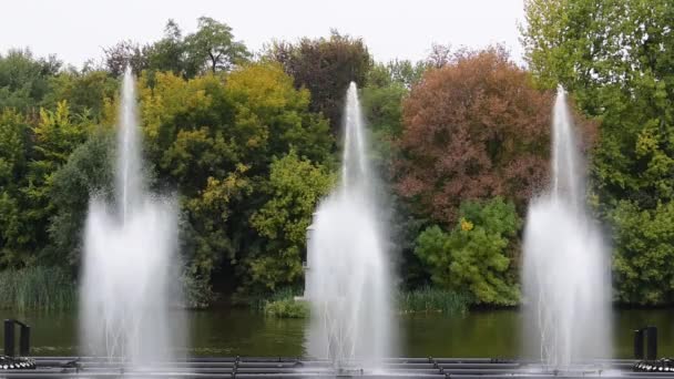 Ukraine Vinnytsia. Fountain in the city center. Fountain opening. Fountain closing. — Stock Video