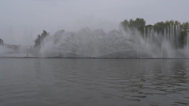 Oekraïne Vinnytsia. Fontein in het centrum. Fontein gaat open. Fontein sluit.. — Stockvideo