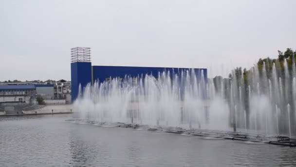 Fabryka znajduje się w centrum Winnicy, w pobliżu fontann. — Wideo stockowe