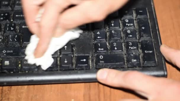 Limpiar el polvo de un teclado negro con un trapo blanco . — Vídeos de Stock