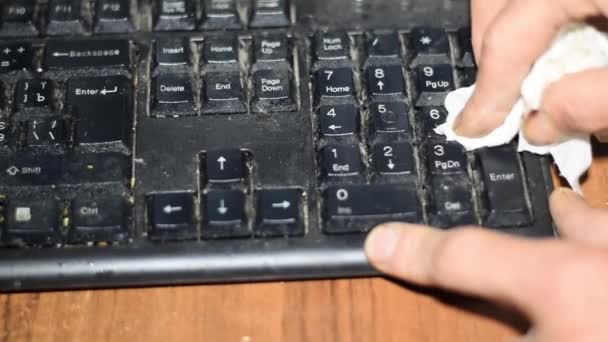 Вытирание пыли с черной клавиатуры белой тряпкой . — стоковое видео