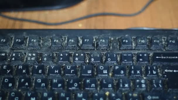 Limpiar el polvo de un teclado negro con un trapo blanco . — Vídeos de Stock