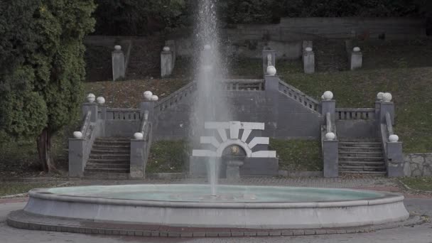 波德利斯基的一个喷泉，位于古城的入口处. — 图库视频影像