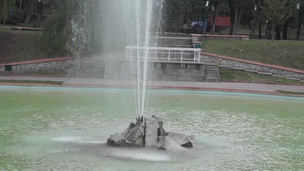 Fontanna w Podilsky kamień. — Wideo stockowe