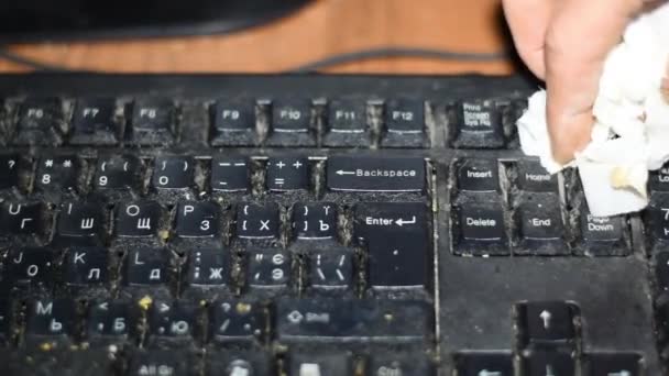 Вытирание пыли с черной клавиатуры белой тряпкой . — стоковое видео