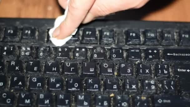 Limpiar el polvo de un teclado negro con un trapo blanco . — Vídeos de Stock