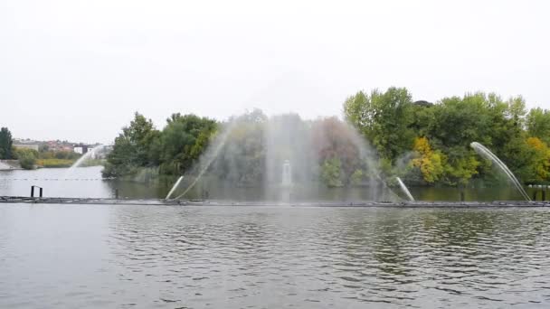 Fuente en la ciudad ucraniana de Vinnitsa. La fuente está abierta todos los días. — Vídeos de Stock