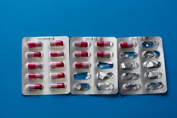 Mavi arka planda ilaçlar. Hastalıkların tedavisi. Onkoloji, Vill. AIDS. Vuruş.