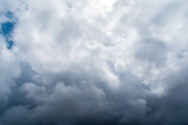 Mavi gökyüzü güzel bulutlarla kaplıdır. Gökyüzü yağmurdan önce.