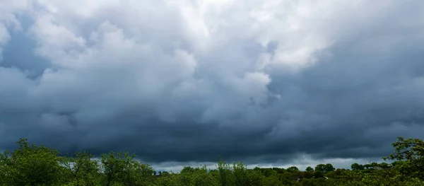 Небесний Панорама Вкритий Гарними Хмарами Банер — стокове фото