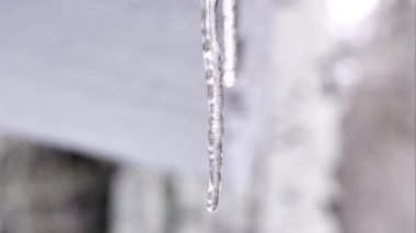 Çatı üstüne eriyen buz sarkıtları