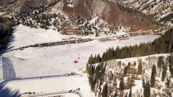 Αεροφωτογραφία Πάνω Από Την Παγωμένη Λίμνη Τους Ανθρώπους Έλκηθρο Και — Αρχείο Βίντεο