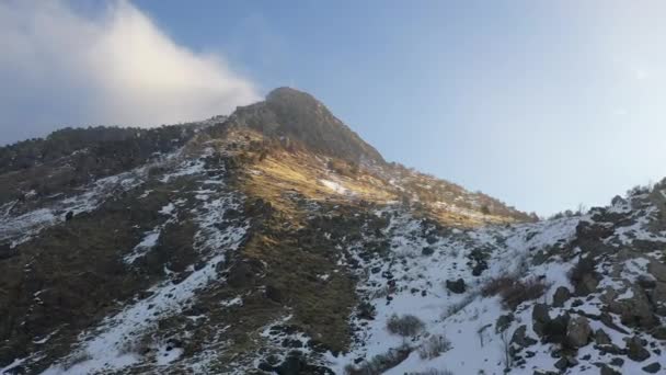 Volando Por Ladera Montaña Hacia Cima Moviéndose Más Allá Las — Vídeo de stock