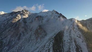 Utah 'ta kış boyunca ince bulutlarla kaplı dağların tepeleri..