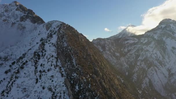 Panning Intorno Montagna Passando Dal Lato Nevoso Lato Soleggiato Mostrando — Video Stock